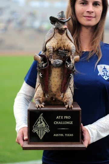 En el torneo ATX Pro Challenge de fútbol en Texas se entrega un trofeo que es un armadillo con dos pistolas y un sombrero de cowboy. Este animal es propio de dicho estado, donde el tema del lejano oeste está muy presente a día de hoy.