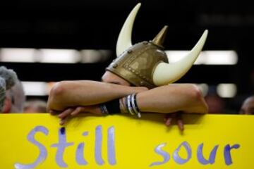 Aqu¨ª un fan de los Vikings con un cartel que pone "still sour", que significa "sigo sobando".
