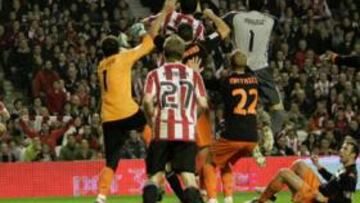<b>LO HA SUFRIDO. </b>En la ida el Valencia ya padeció el acoso aéreo del Athletic de Bilbao.
