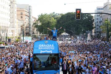 Los jugadores del Málaga celebran con sus aficionados el ascenso a Segunda División por las calles de la capital andaluza.