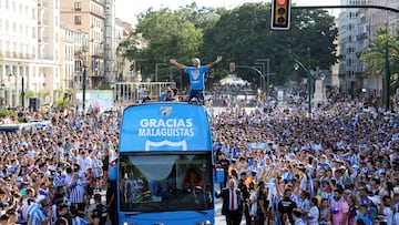 Los jugadores del Málaga celebran con sus aficionados el ascenso a Segunda División por las calles de la capital andaluza.