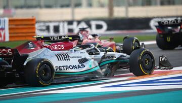 Pelea de Carlos Sainz (Ferrari F1-75) y Lewis Hamilton (Mercedes W13) en Yas Marina, Abu Dhabi. F1 2022.