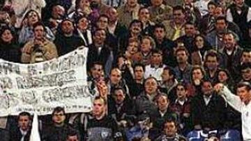 <B>UNA AFICIÓN FIEL.</b> A pesar del disgusto por la final, la afición es fiel: Aúpa Madrid, para nosotros sois los campeones, dice la pancarta.