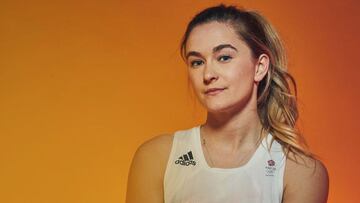 Foto de perfil de la escaladora Shauna Coxsey con la equipaci&oacute;n de Gran Breta&ntilde;a para los Juegos Ol&iacute;mpicos, con un fondo naranja. 