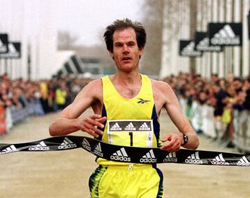 Como Atleta, fue especialista en carreras de fondo, primero en 5000 y 10 000 m, y posteriormente en el maratón, prueba en la que fue dos veces campeón mundial. Ha sido concejal de deportes de Soria con el Partido Popular. Desde diciembre de 2011 es senador por el Partido Popular, tras ser número dos de lista en Soria