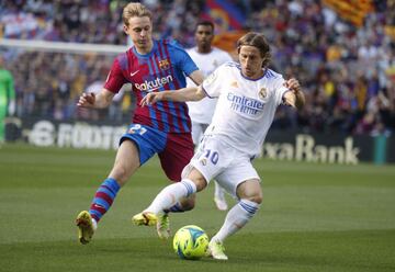 Modric controla el balón ante De Jong, ayer.