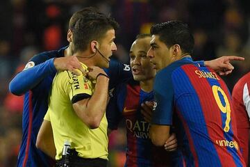 Suarez (right) argues with referee Jesus Gil Manzano after being sent off.
