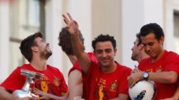 Xavi, con Piqué, Pedro y Torres paseando su último título con España, la Eurocopa de 2012.