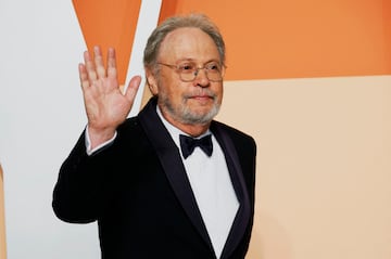 Billy Crystal posa en la alfombra roja de la de la fiesta de los Oscar 2025 de Vanity Fair celebrada en Beverly Hills.