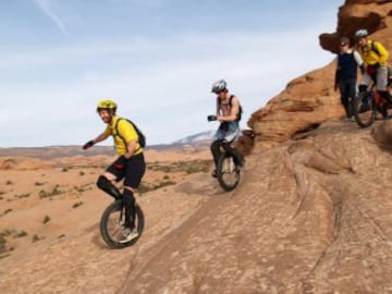 Deporte extremo que consiste en recorrer las pistas de montaña enfrentándose a desfiladeros, acantilados, terrenos abruptos y demás impedimentos, a la misma vez que se mantiene el equilibrio sobre la única rueda del vehículo.