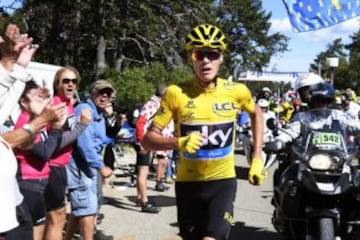 Chris Froome perdió su bicicleta en el Tour de 2016 y tuvo que correr para seguir avanzando.