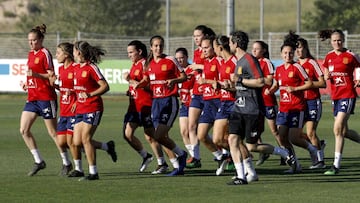 Las jugadoras de la selecci&oacute;n espa&ntilde;ola de f&uacute;tbol femenina durante el entrenamiento de cara al partido amistoso del viernes contra Camer&uacute;n en Guadalajara.