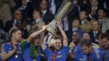 Juan Mata levanta el trofeo de la Europa League en Amsterdam.