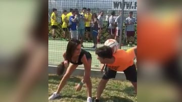 Los trucos de la freestyler más sexy: ¡pegamento en la bola!