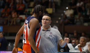 Epi, dándole instrucciones a LJ Figueroa.