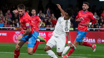 CARTAGENA (MURCIA), 06/01/2025.- El delantero brasileño del Real Madrid Endrick (c) controla el balón ante el jugador de la Deportiva Minera Fran Molina (i) durante el partido correspondiente a los dieciseisavos de final de la Copa del Rey, que están disputando este lunes en el estadio Cartagonova en Cartagena. EFE/Marcial Guillén