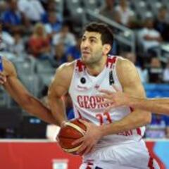 Así es Antetokounmpo: un NBA que vendía bolsos de imitación