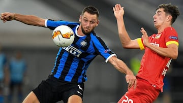 Leverkusen's German midfielder Kai Havertz (R) and Inter Milan's Dutch defender Stefan de Vrij vie for the ball during the UEFA Europa League quarter-final football match Inter Milan v Bayer 04 Leverkusen at the Duesseldorf Arena on August 10, 2