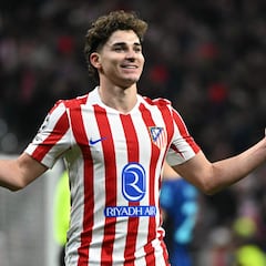 줄리안은 메트로폴리탄으로 흘러 들어갑니다