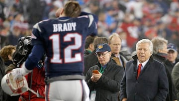 FOXBORO, MA - JANUARY 22: Robert Kraft (R), owner and CEO of the New England Patriots, looks at Tom Brady #12 prior to the AFC Championship Game against the Pittsburgh Steelers at Gillette Stadium on January 22, 2017 in Foxboro, Massachusetts.   Jim Rogash/Getty Images/AFP
 == FOR NEWSPAPERS, INTERNET, TELCOS &amp; TELEVISION USE ONLY ==