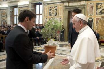 Papa Francisco recibe un regalo del jugador de fútbol de Argentina Lionel Messi durante una audiencia privada en el Vaticano