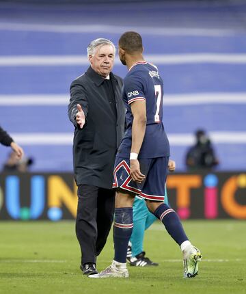 Kylian Mbappé y Carlo Ancelotti se saludan tras finalizar el partido.