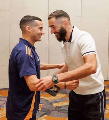 Karim Benzema saluda a Lucas Vázquez. 
 