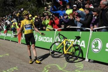 Chris Froome esperando a su equipo para conseguir una nueva bicicleta.