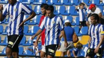<b>SIN PEGADA. </b>Aguilar, Sardinero y Peña se lamentan en un partido de esta temporada.