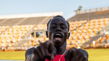 El atleta australiano Gout Gout celebra su victoria en la prueba de 200 metros de los campeonatos estatales de Queensland (Australia).