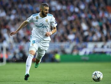 Karim Benzema ha sido protagonista de multitud de rumores que trataban de alejarlo del Real Madrid debido a sus actuaciones dentro del campo. Además, nombres como Neymar, Salah o Robert Lewandowski, hacen que se plantee su continuidad como madridista. 