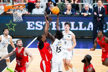 Sidi Gueye, pívot del Real Madrid de 17 años, en un uno contra uno frente al Moussa Diagne, del UCAM Murcia.