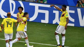 Colombia's defender Yerry Mina (R) celebrates with teammates after scoring a goal during the Russia 2018 World Cup Group H football match between Senegal and Colombia at the Samara Arena in Samara on June 28, 2018. / AFP PHOTO / Fabrice COFFRINI / RE