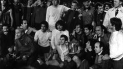 Copa del Rey 1977-1978. (19/04/78). Estadio Santiago Bernabéu. Barcelona-Las Palmas. Los azulgranas ganan 3-1. Los goleadores, Rexach en dos ocasiones, Brindisi y Asensi. Es la primera Copa con extranjeros y también hubo cambio en el color de las tarjetas, del blanco paso al amarillo.