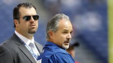 Ryan Grigson y Chuck Pagano, manager general y entrenador, respectivamente, de los Indianapolis Colts.