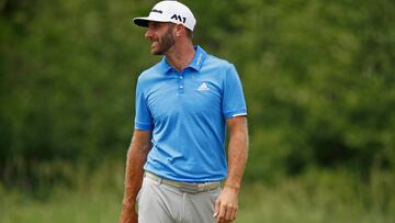 Dustin Johnson realiza un entrenamiento antes de la disputa del U.S. Open.