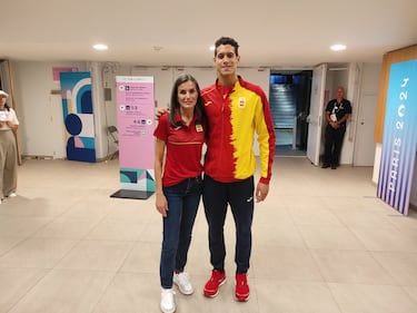 La Reina Letizia posa con el nadador español Hugo González de Oliveira.