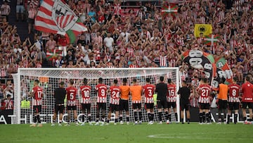 Athletic Bilbao's players acknowledge their supporters at the end of the Spanish league football match between Athletic Club Bilbao and Getafe CF at the San Mames stadium in Bilbao on August 15, 2024. The match ended in a draw 1-1. (Photo by ANDER GILLENEA / AFP)