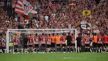 Athletic Bilbao's players acknowledge their supporters at the end of the Spanish league football match between Athletic Club Bilbao and Getafe CF at the San Mames stadium in Bilbao on August 15, 2024. The match ended in a draw 1-1. (Photo by ANDER GILLENEA / AFP)