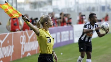 La &aacute;rbitra Fernanda Colombo en un encuentro entre el Atl&eacute;tico Mineiro y el Cruzeiro, en 2014. 