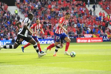 ¡Medio gol es de Vitolo! El jugador se ha llevado hasta cinco defensores en su andadura por el área, ve a su compañero solo y le da el balón para que finalice con un recorte hacía dentro acompañado de un fuerte disparo al palo derecho.