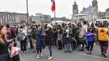CIUDAD DE MÉXICO, 06OCTUBRE2023.- Personas salieron a resguardarse a la explanada del Zócalo capitalino tras activarse la alarma sísmica por un sismo de magnitud 5.8 con epicentro al sur de Chiautla de Tapia en Puebla, de acuerdo a los primeros informes del Sismológico Nacional. 
FOTO: MARIO JASSO/CUARTOSCURO.COM
