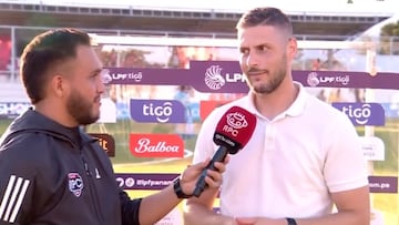 Un DT griego llegaría al fútbol chileno