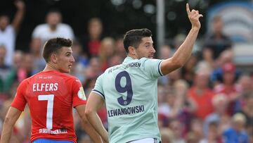 Bayern Munich's Polish forward Robert Lewandowski (R) celebrates scoring during the German Cup DFB Pokal football match FC Bayern Munich versus Drochtersen on August 18, 2018 in Drochtersen. - A village team including a car salesmen, a tax advisor an