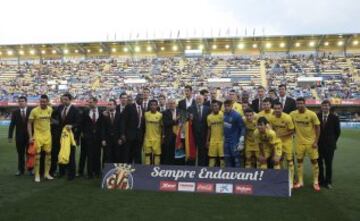 Los jugadores posan con la Eurocopa de Baloncesto ganada por el Valencia Basket. 