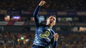 AME805. MONTERREY (MÉXICO), 16/08/2025.- Erick Sánchez de América celebra un gol este sábado, durante un partido de la jornada 5 del Torneo Apertura 2025 celebrado en el estadio Universitario en Monterrey (México). EFE/Miguel Sierra
