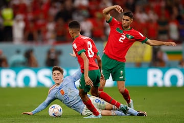Gavi lucha con Achraf por un balón en el Marruecos-España de octavos del Mundial.