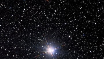 Imagen de la estrella Albireo, denominada 'estrella del pico' y ubicada en el hemisferio norte de la V¨ªa L¨¢cte.