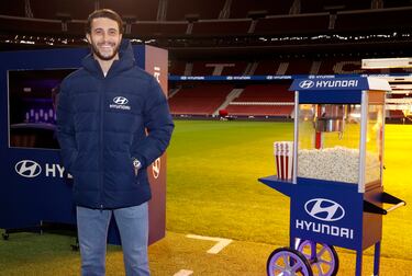 Diez aficionados disfrutarán de una exclusiva noche pernoctando en tiendas de campaña instaladas en el estadio, como ganadores de un sorteo de Hyundai, patrocinador del  Atletico de Madrid. Los jugadores rojiblancos cedieron sus vehículos IONIQ 5 para dotar de energía a diferentes zonas del Eco Camping. En la imagen, Mario Hermoso.