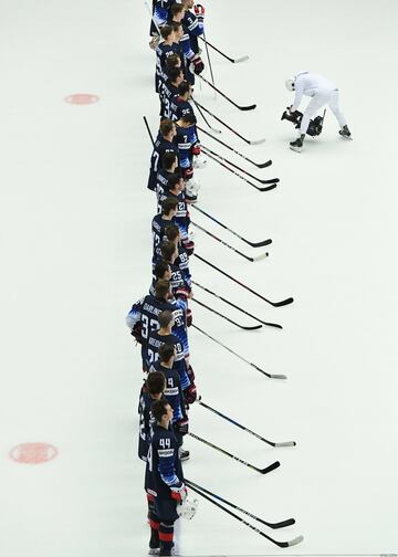 Los jugadores americanos escuchan el hinmo nacional tras ganar los cuartos de final del IIHF Ice Hockey World Championship a la República Checa.